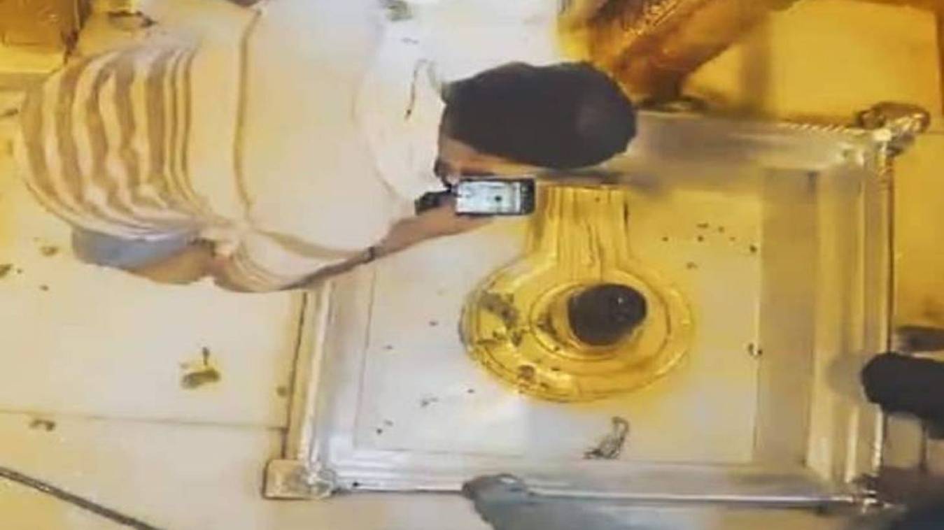 काशी विश्वनाथ मंदिर की गर्भगृह में तैनात यूपी पुलिस के सिपाही ने ली थी तस्वीर, हो रही पूछताछ 