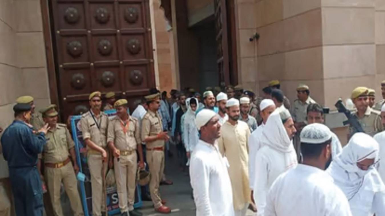 मस्जिद में जुमे की नमाज पढ़ने के लिए लोगों की उमड़ी भीड़, पुलिस प्रशासन रही अलर्ट 