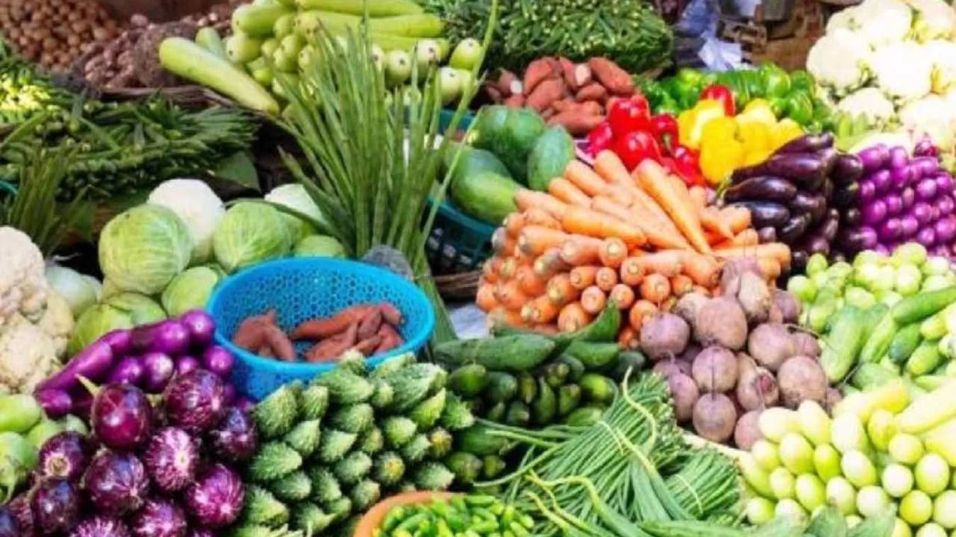 फलों और सब्जियों के दाम छूने लगे आसमान, मसालों के भी बढ़ रहे है भाव