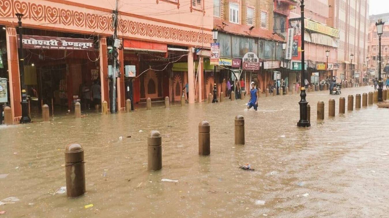 वाराणसी: सुबह हुई बारिश मौसम हुआ सुहाना, धूप और गर्मी से मिली राहत