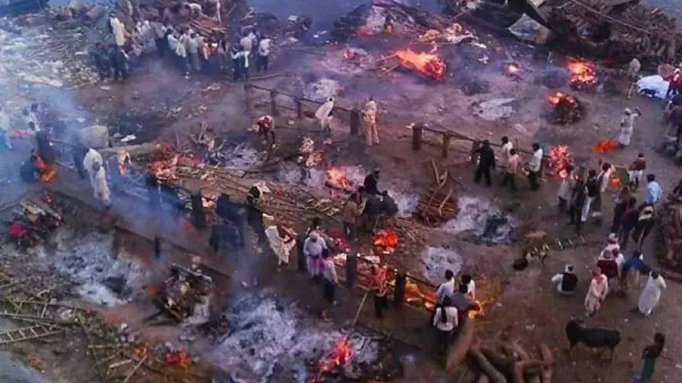 वाराणसी: भीषण गर्मी से महाश्मशान में शवों की कतार, संस्कार को घंटो करना पड़ रहा इंतजार 