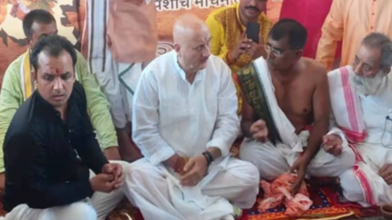 कश्मीरी पंडितों के श्राद्ध के लिए काशी पहुंचे अनुपम खेर 