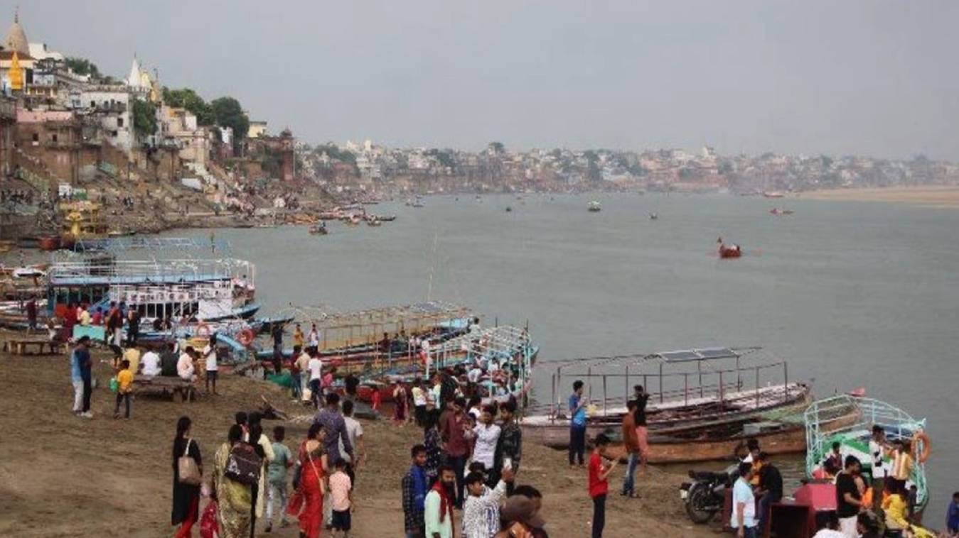 वाराणसी में देर रात तेज आंधी और बारिश के बाद मौसम हुआ सुहाना