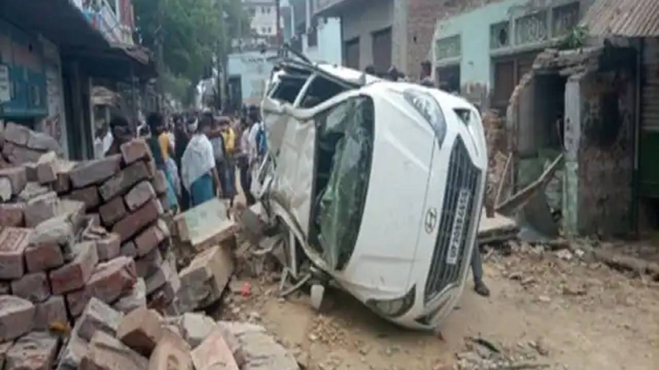 चलती कार पर गिरा मकान का छज्जा: पति-पत्नी समेत 10 घायल, मकान रिपेयरिंग के दौरान हुआ हादसा
