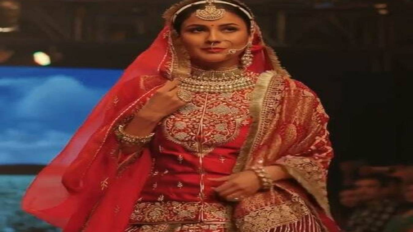 लाल जोड़ा, चूड़ी और मांग टीके के साथ दुल्हन के रूप में दिखीं शहनाज गिल
