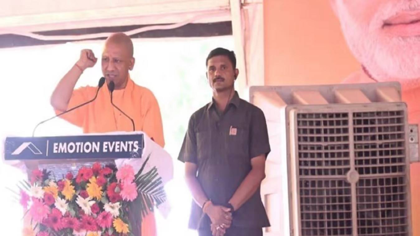  रामपुर में सीएम योगी ने चुनावी सभा को किया संबोधित, कहा- गरीबों को उनकी जमीन और माफिया को सजा दी 