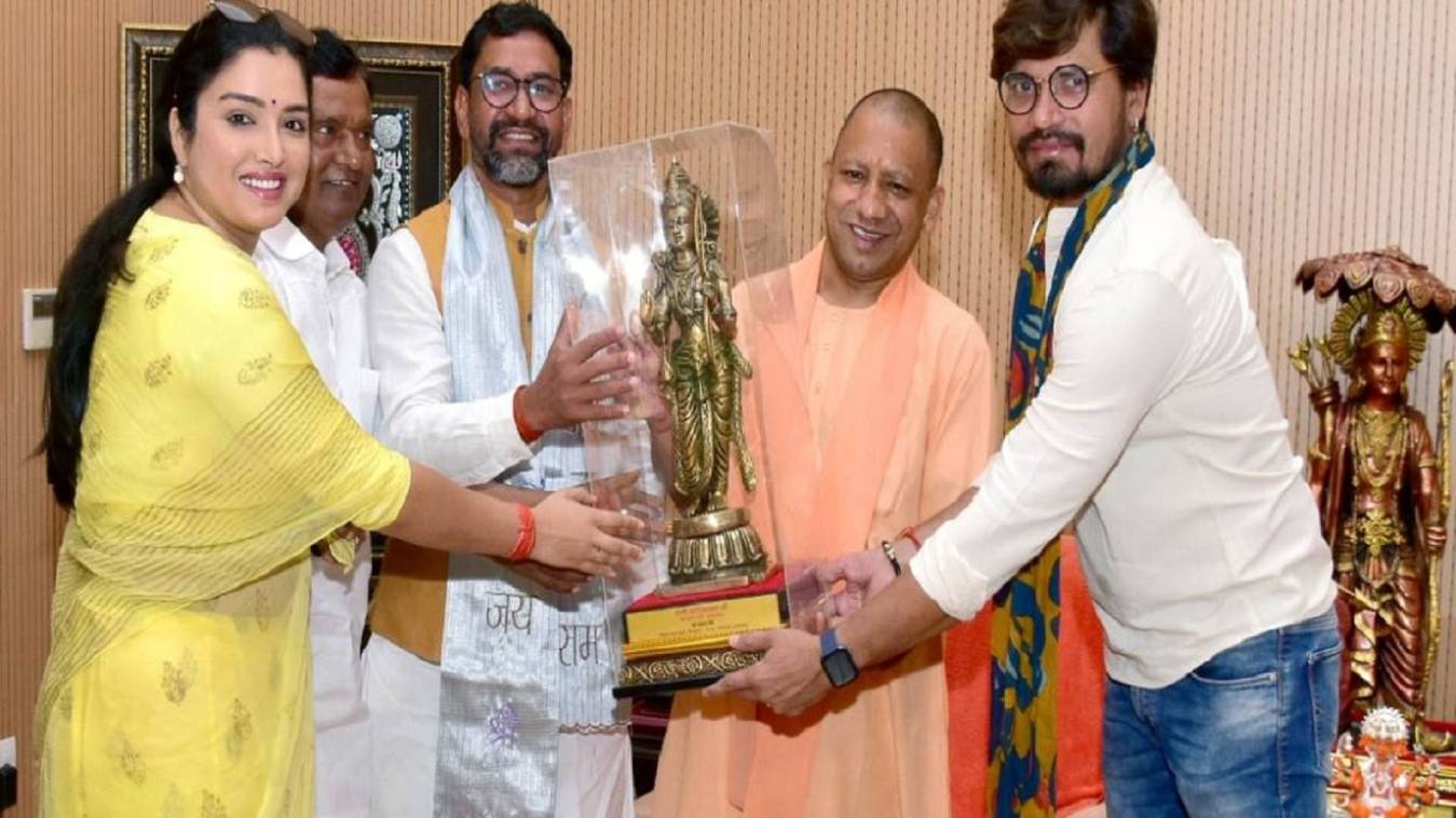 जीतने के बाद सीएम योगी से मिले निरहुआ