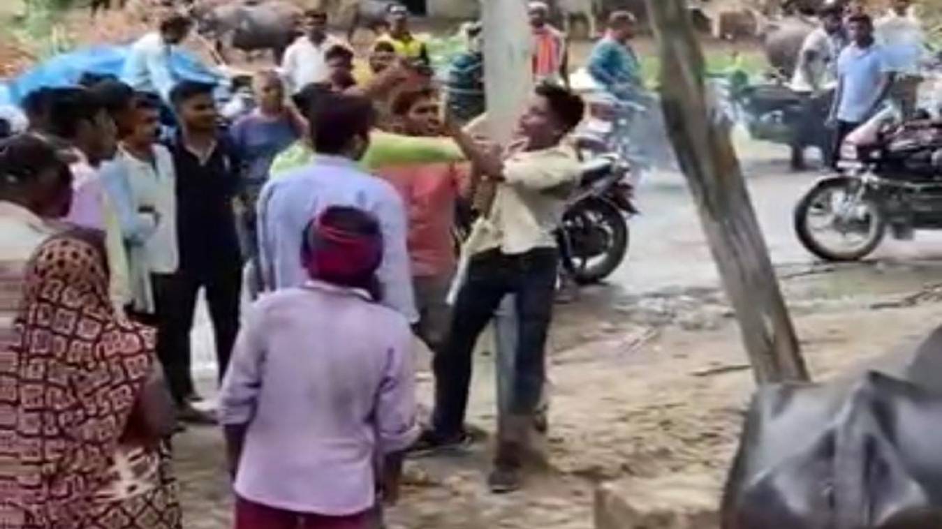  युवक को प्रेम करने पर बिजली के खंबे से बांधकर पीटा, बरसाए लात-घूंसे और थप्पड़, वीडियो वायरल