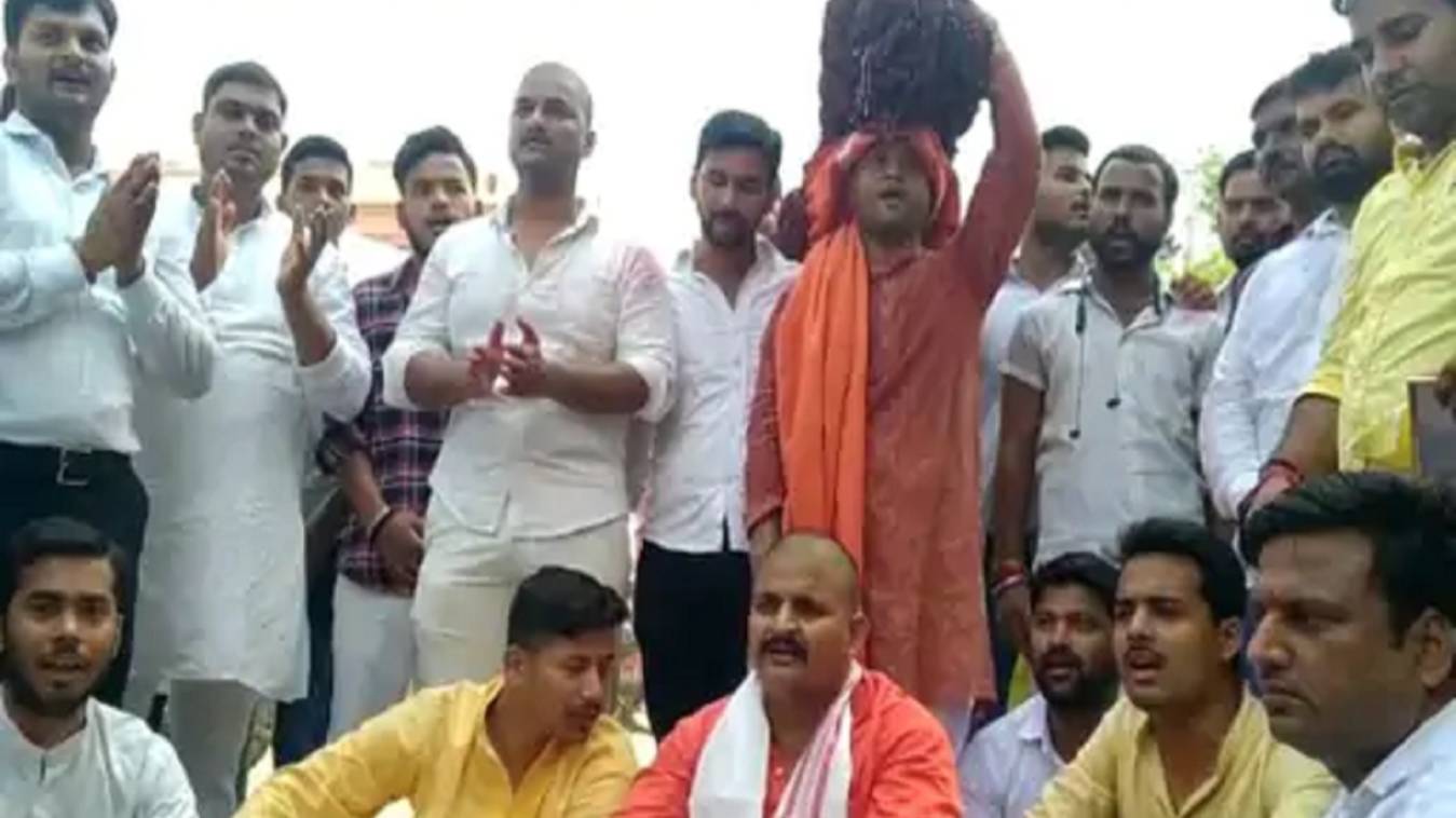 बाबा विश्वनाथ को रुद्राक्ष माला चढ़ाने के लिए हंगामा, रोके गए ज्ञानवापी मुक्ति महापरिषद के कार्यकर्ता
