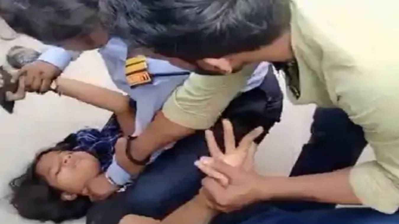 नमो घाट पर लड़की और महिला सुरक्षाकर्मी में हुई जमकर मारपीट, वीडियो वायरल
