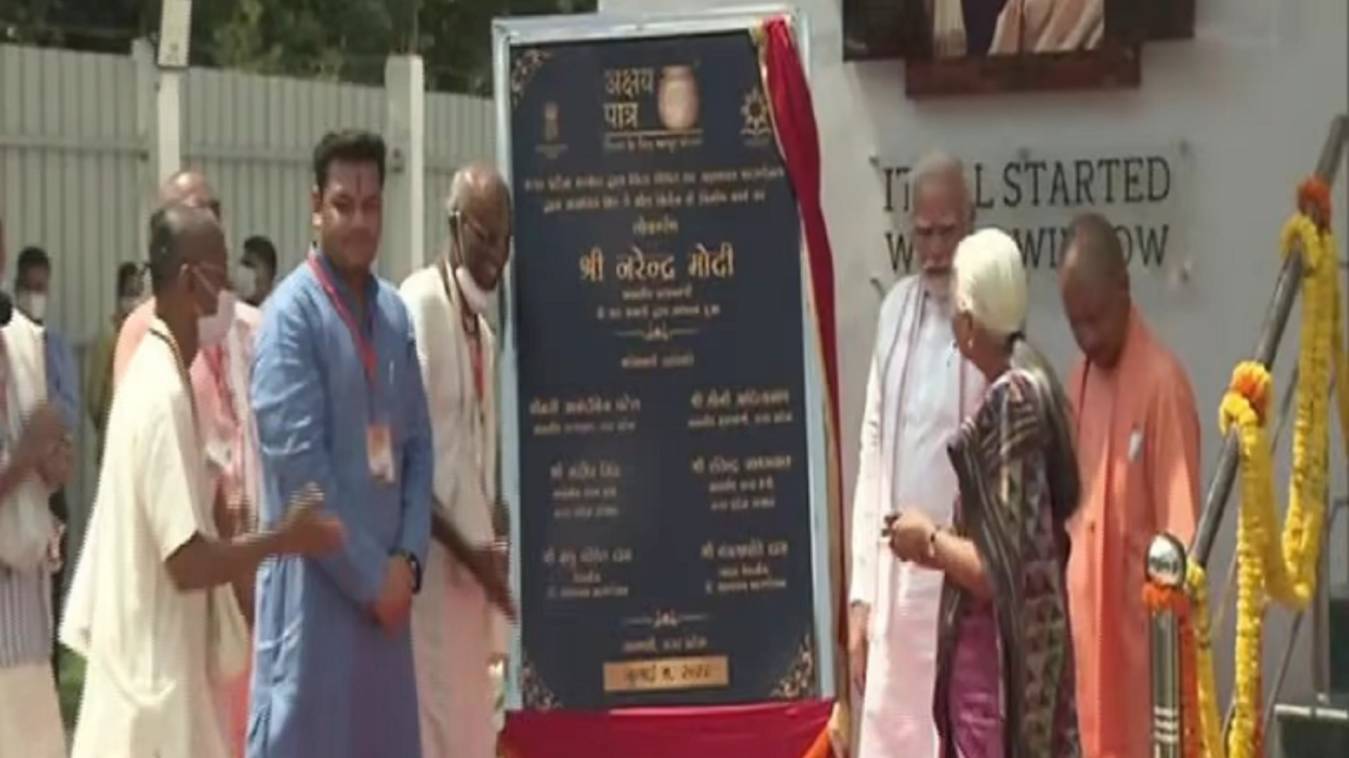 वाराणसी पहुंचे पीएम मोदी: एलटी कालेज परिसर में अक्षयपात्र किचन का किया उद्घाटन,रुद्राक्ष कन्वेंशन सेंटर हुए रवाना