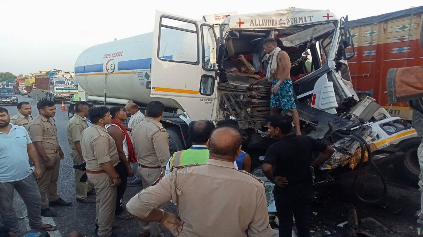 वाराणसी के मोहनसराय पुल पर खड़े ट्रक में घुसा टैंकर, चालक की मौत
