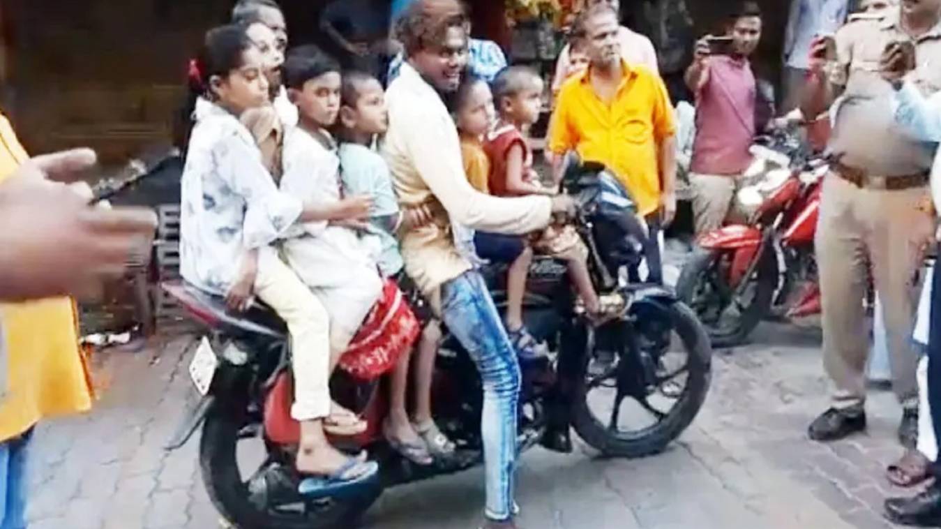 एक बाइक में सवार सात लोग, ट्रैफिक पुलिस ने रोका तो दिया जवाब- सर,आइसक्रीम दिलाने जा रहे हैं