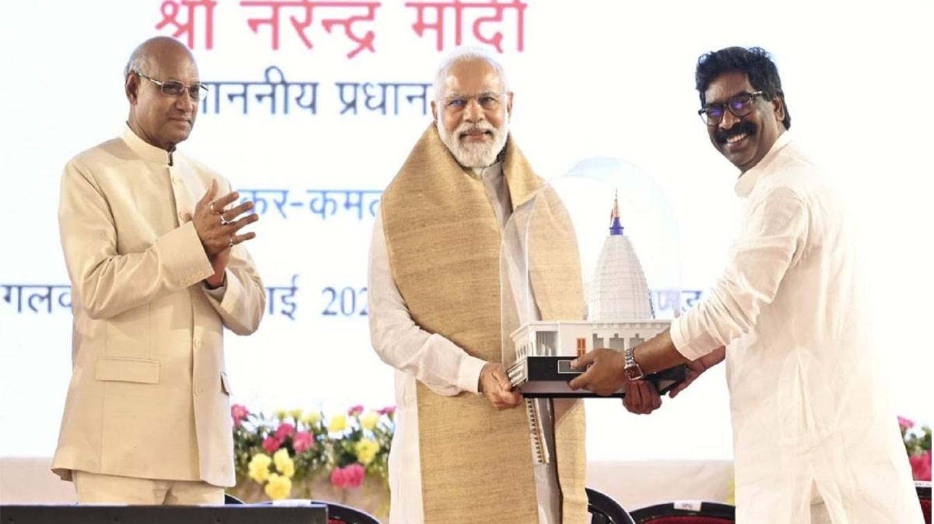 पीएम मोदी ने देवघर में एयरपोर्ट समेत करीब 17 हजार करोड़ की योजनाओं की दी सौगात, बाबा की नगरी में किया रोड शो 