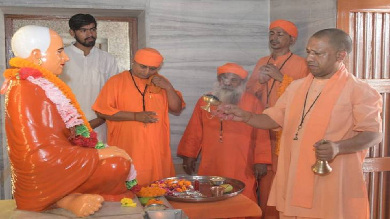 Guru Purnima 2022: यूपी में धूमधाम से मनाई जा रही गुरु पूर्णिमा, गोरखनाथ मंद‍िर में CM योगी ने की पूजा, मंद‍िरों में भक्‍तों की लगी भीड़ 