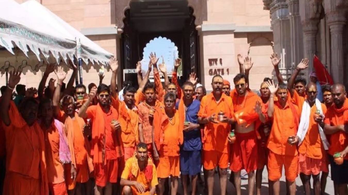 Kashi Vishwanath Dham: सावन के पहले दिन बाबा विश्वनाथ के दरबार में आस्‍था की कतार, बोल-बम के जयकारे से गूंज उठी काशी