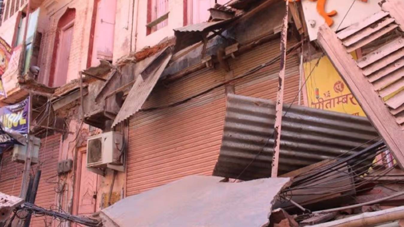 काशी विश्वनाथ धाम के पास जर्जर मकान का छज्जा गिरा,लोगों ने जताई नाराजगी