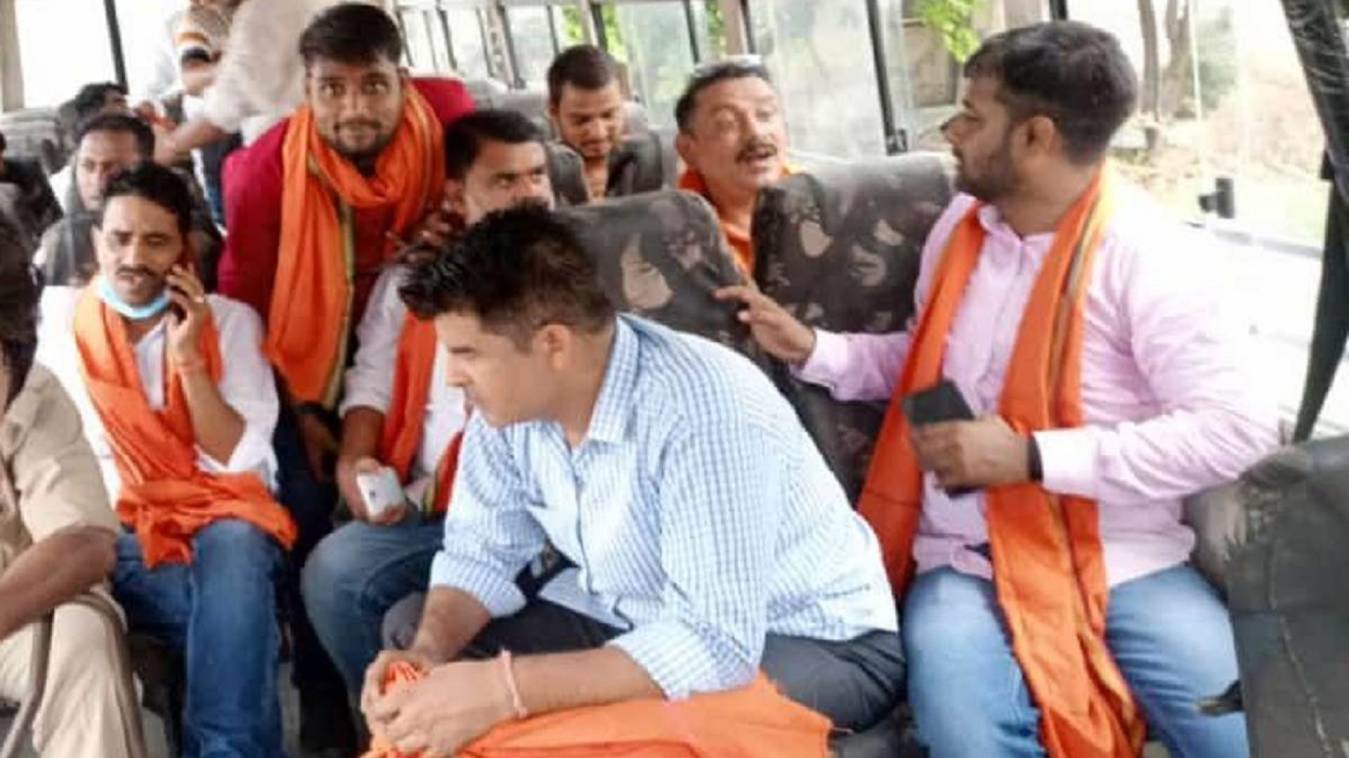 Lulu Mall Lucknow :नमाज के विरोध में हनुमान चालीसा पढ़ने पंहुचा हिंदू संरक्षक दल पुलिस हिरासत में