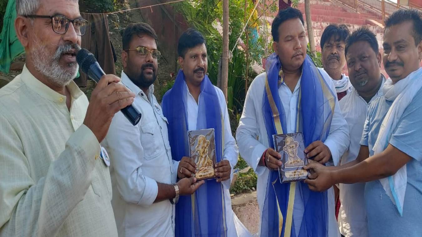 वरुणा के तट पर लगी 'आप 'की तिरंगा शाखा 