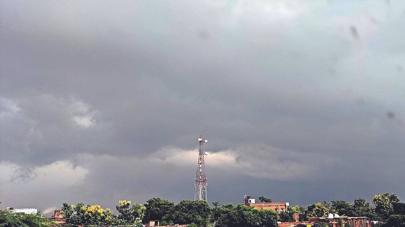 आसमान में बादलों का डेरा, आखिर कब बरसेंगे बदरा