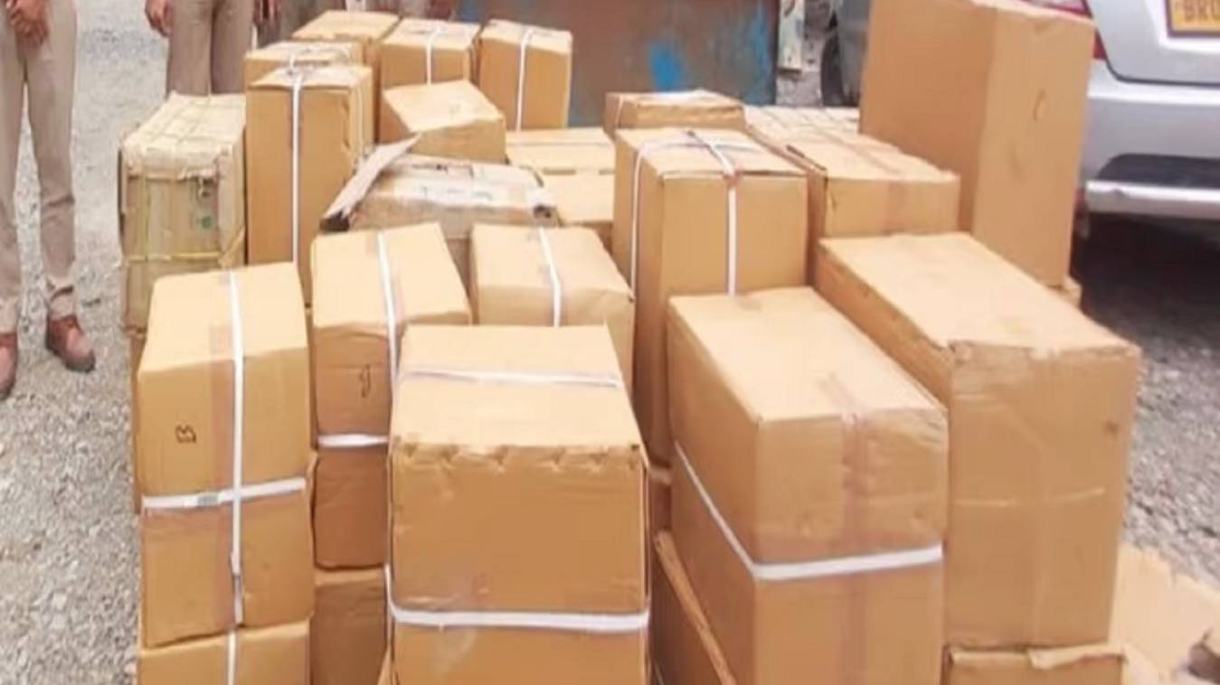 पिकअप से बिहार जा रही थी 9 लाख की अवैध शराब, पुलिस ने किया बरामद तस्कर हुए फरार