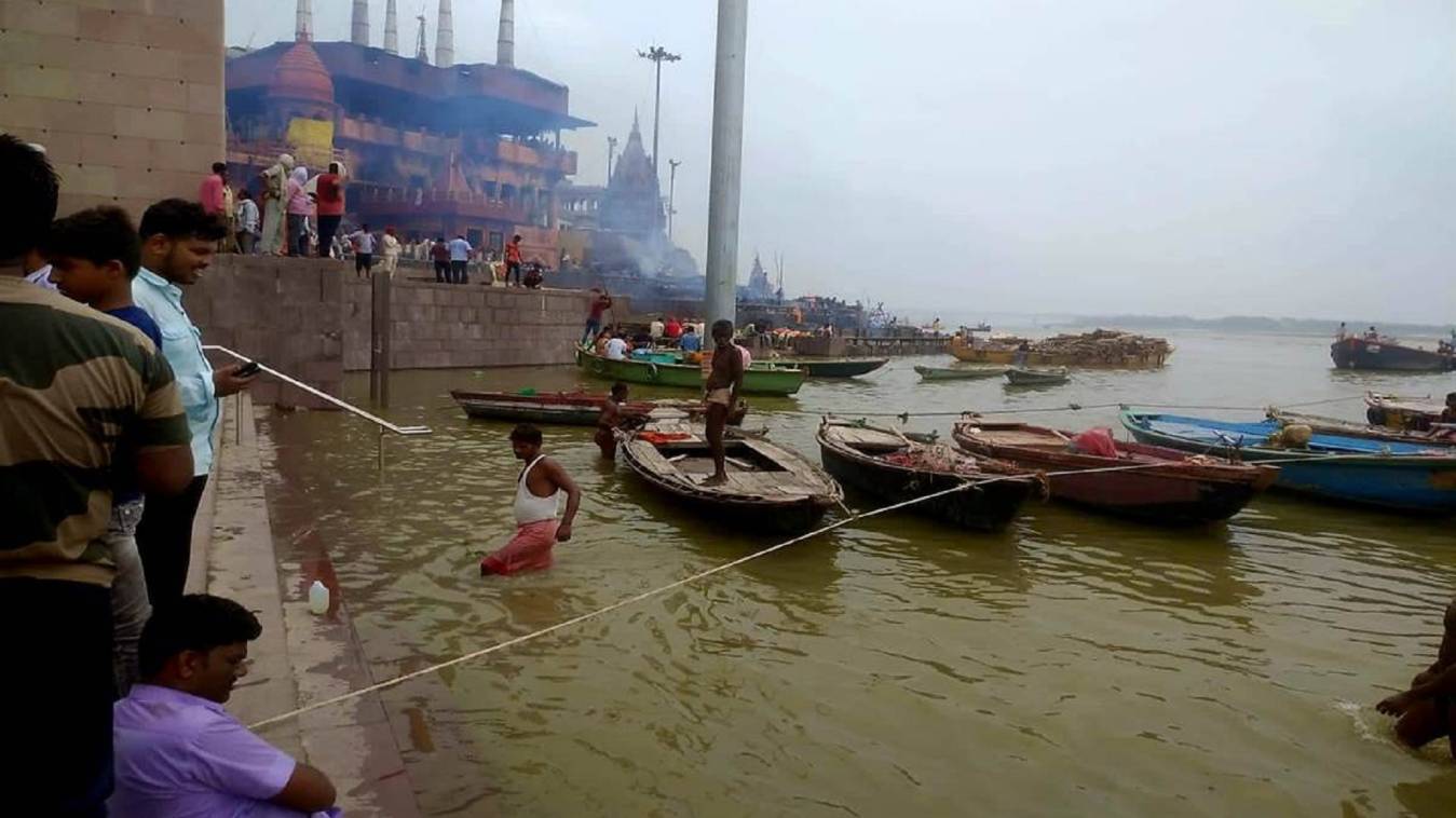 वाराणसी में तेजी से बढ़ रहा गंगा का जलस्तर, गंगा आरती और शवदाह स्‍थलों में होने लगा बदलाव