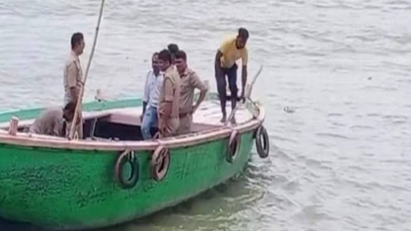 सामने घाट पुल से महिला ने गंगा में लगाई छलांग