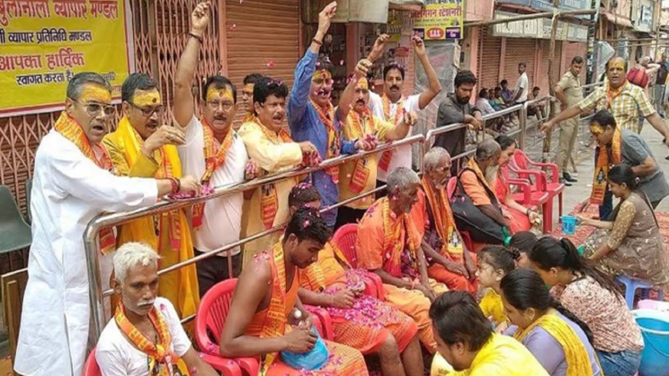 Sawan 2022: हर-हर महादेव उद्घोष से गुंजी भोले की नगरी, कांवरियों का कहीं पखारे गए पांव तो कहीं पुष्प वर्षा से हुआ स्वागत 