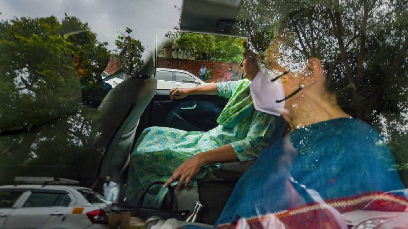 ईडी दफ्तर से बाहर निकलीं सोनिया गांधी, लंच बाद दोबारा होगी पूछताछ