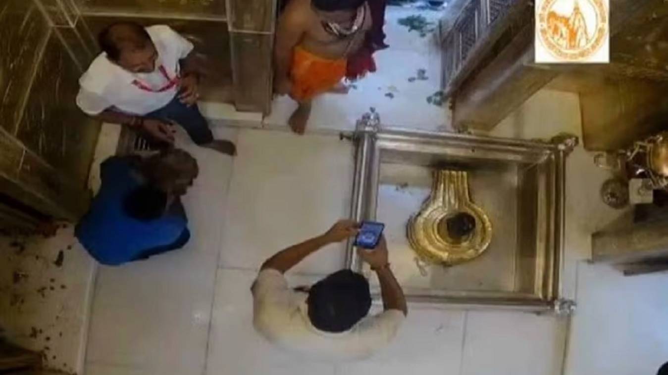 काशी विश्वनाथ मंदिर के गर्भगृह में वीडियो कालिंग करते युवक का वीडियो वायरल, मचा हड़कंप