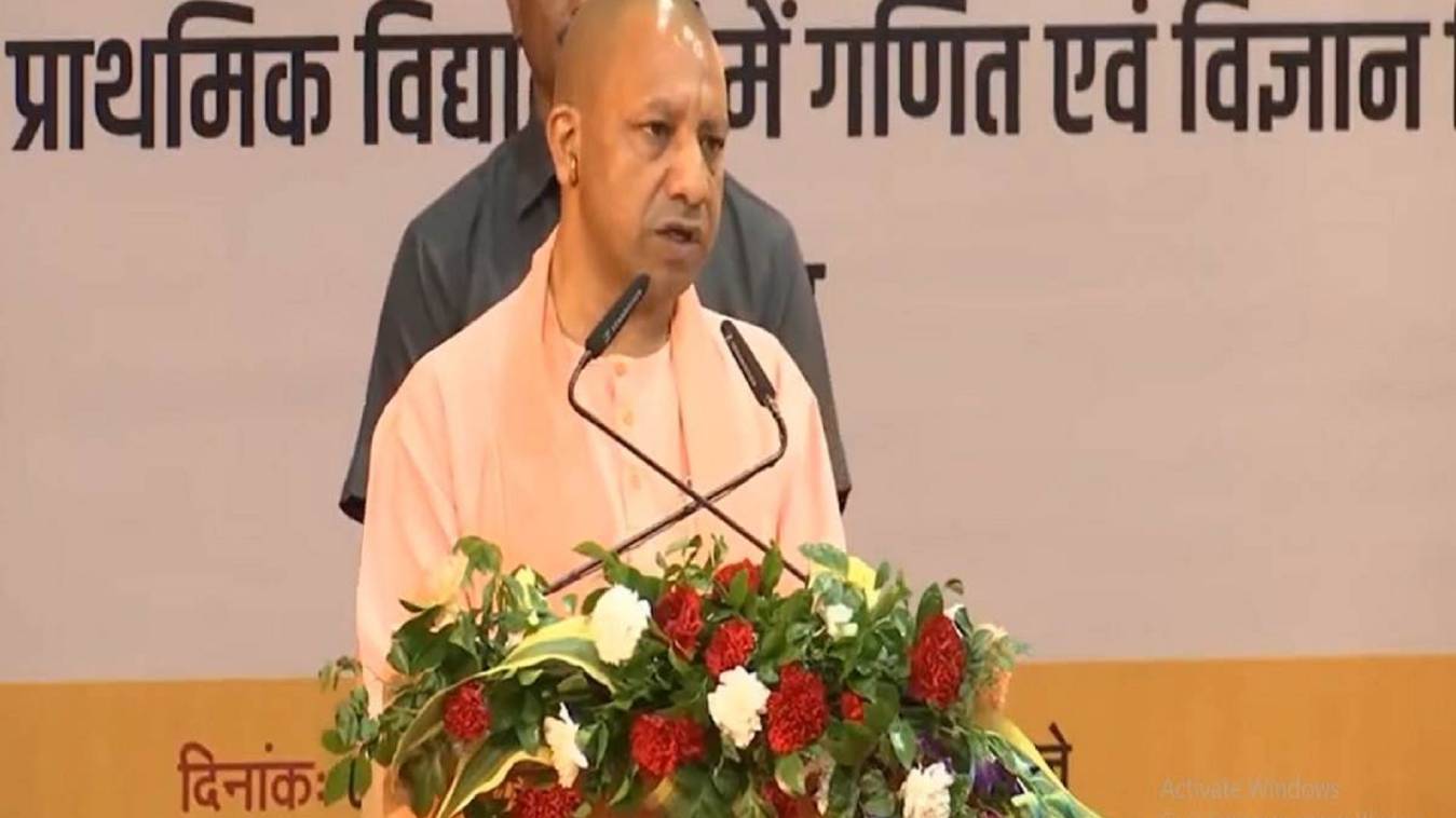 सीएम योगी ने स्कूल छात्रों को दिया 1200 रुपये का तोहफा