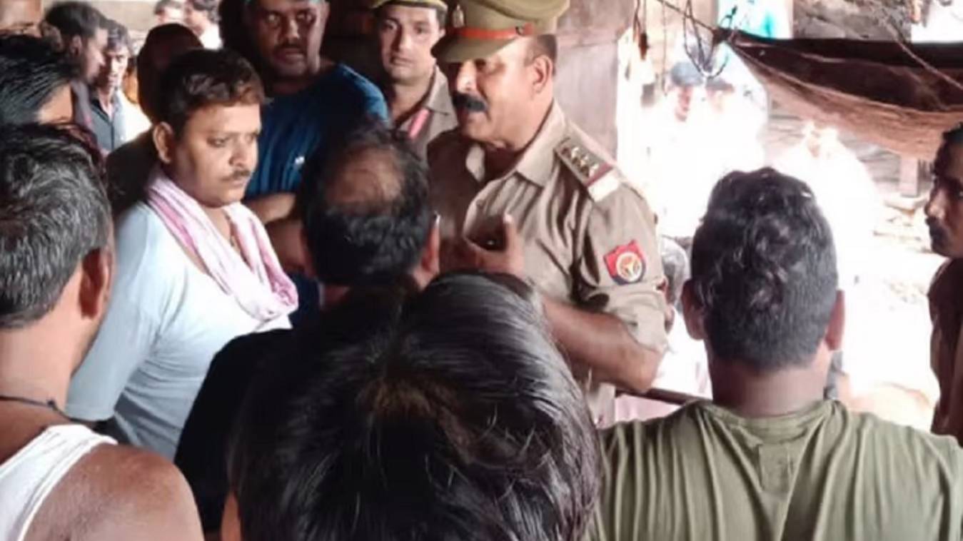 मणिकर्णिका घाट पर दबंगों के दुर्व्यवहार से डोम समाज ने रोका शवदाह