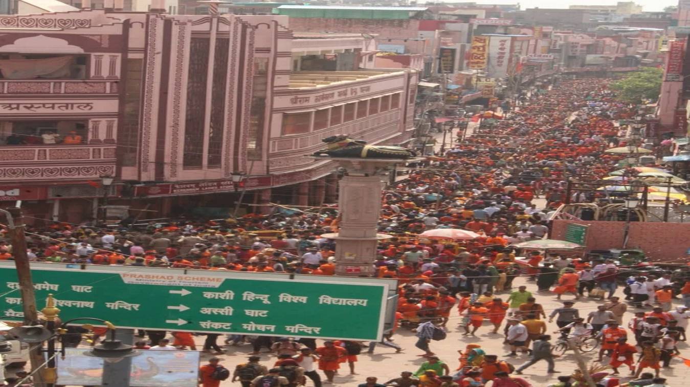 सावन के तीसरे सोमवार पर केसरिया हुई काशी, दोपहर 1 बजे तक 3.30 लाख श्रद्धालु पहुंचे