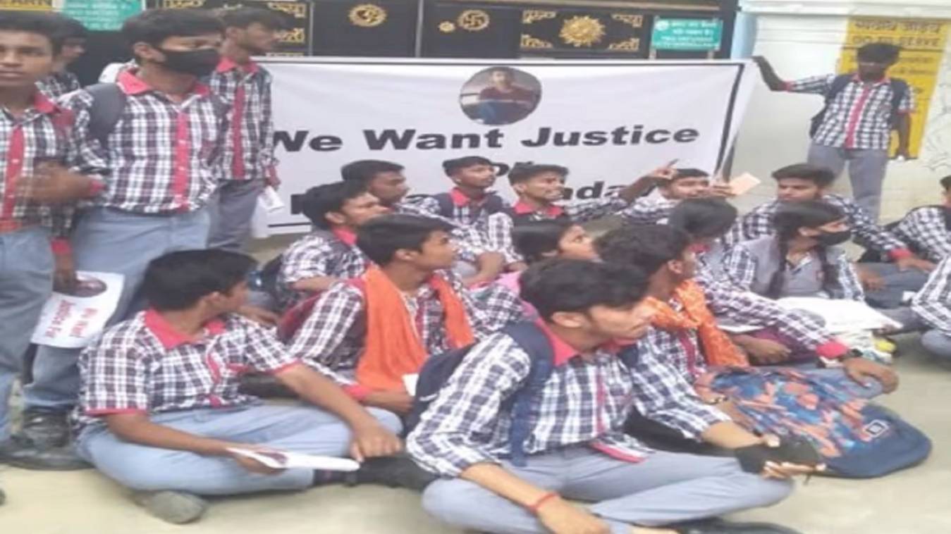 9वीं के छात्र की मौत से केंद्रीय विद्यालय बीएचयू के गेट पर धरने पर बैठे छात्र