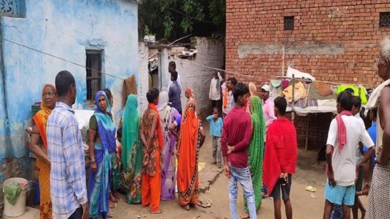 चंदौली में आधी रात तीन कमरों की दीवार हुई धराशायी, मलबे में 8 लोग दबे, बच्चे की हालत गंभीर