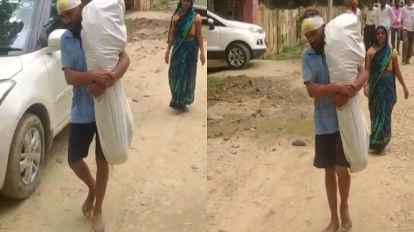 मृत बेटे का शव कंधे पर ले जाने के मामलें में बिजली विभाग के पांच अधिकारियों पर हुई कार्रवाई