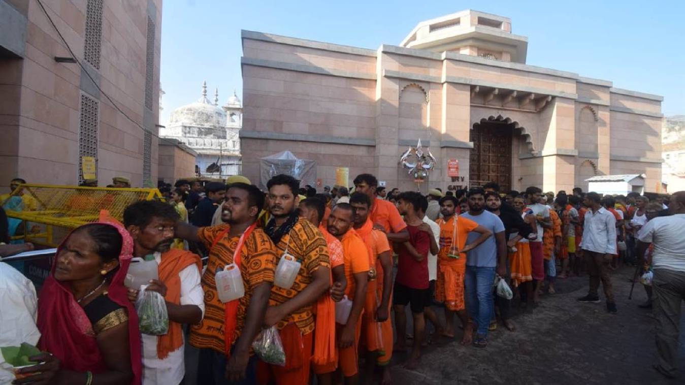 सावन के अंतिम सोमवार पर कांवरियों की भीड़ से केसरिया हुई काशी, विश्वनाथ धाम में लगी अटूट कतार