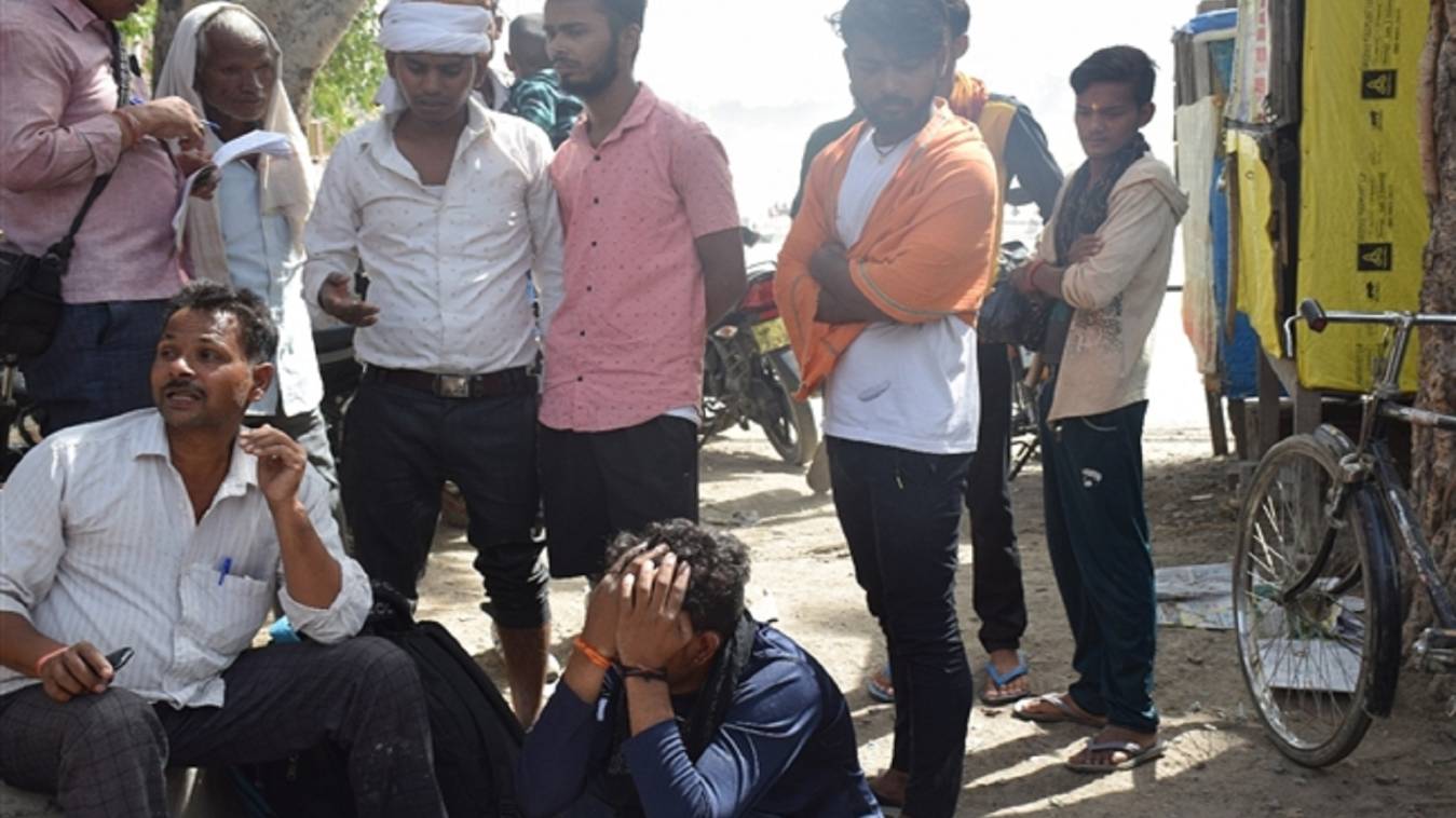  भाई के दाहसंस्कार में आये युवक का गंगा नहाते समय फिसला पैर, PAC के जवानों ने बचाया