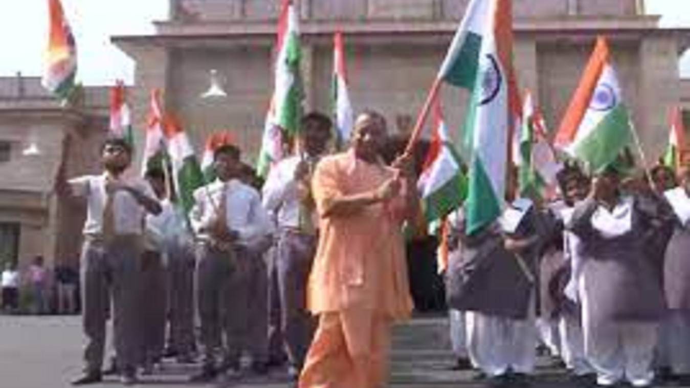 Har Ghar Tiranga: सीएम योगी ने राष्‍ट्रध्‍वज फहराकर हर घर तिरंगा आभियान का क‍िया शुभारंभ