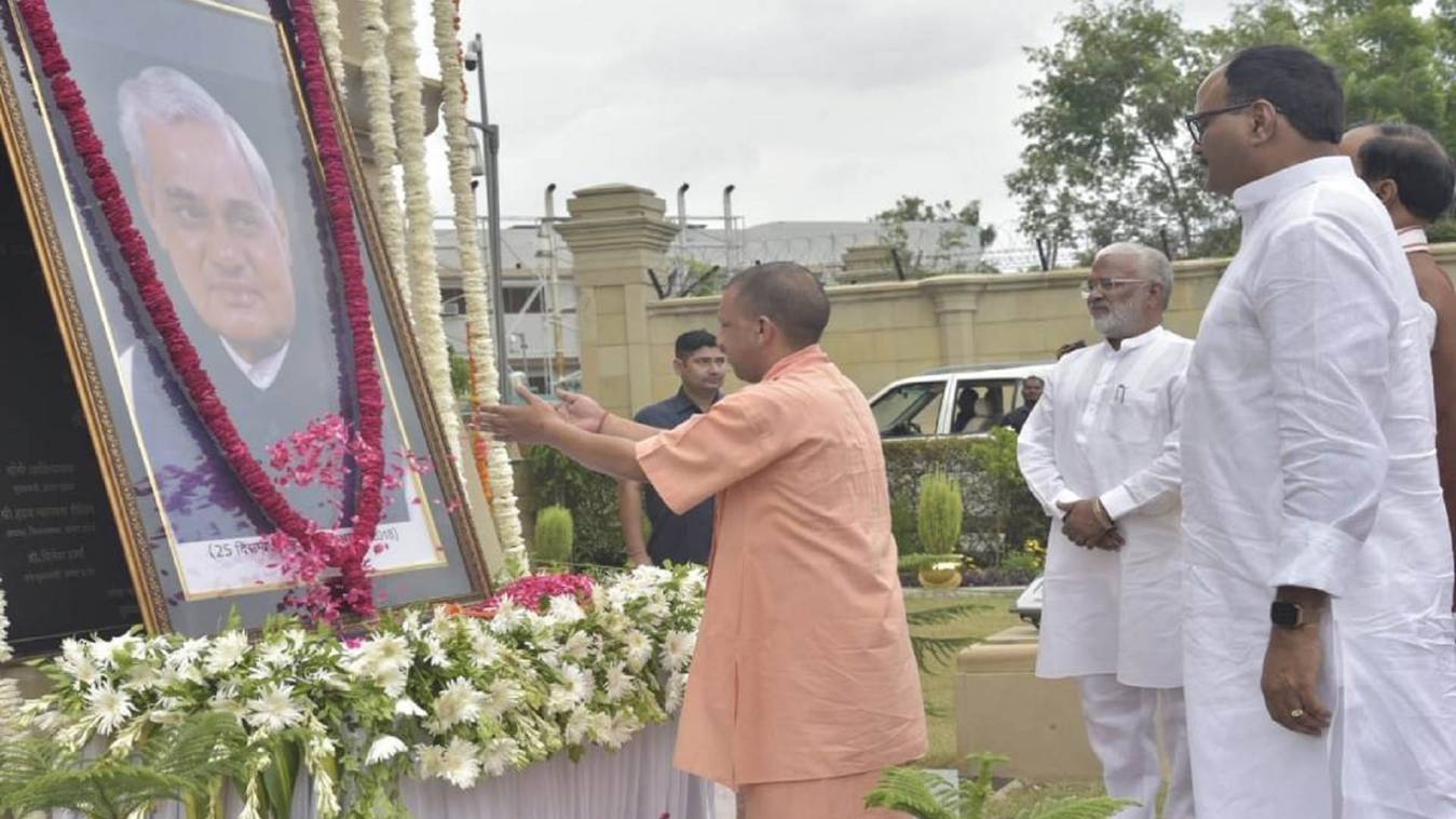 पूर्व प्रधानमंत्री अटल बिहारी वाजपेयी की पुण्यतिथि पर सीएम योगी ने दी श्रद्धांजलि