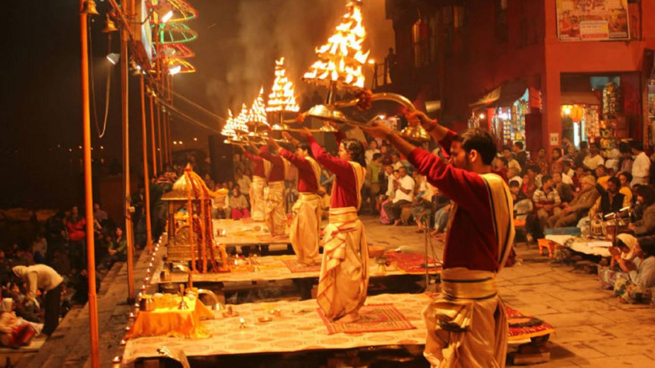 वाराणसी में 14 सेमी प्रतिघंटे की रफ्तार से बढ़ रहीं गंगा, नौका संचालन पर लगी रोक, बदला आरती का स्‍थान