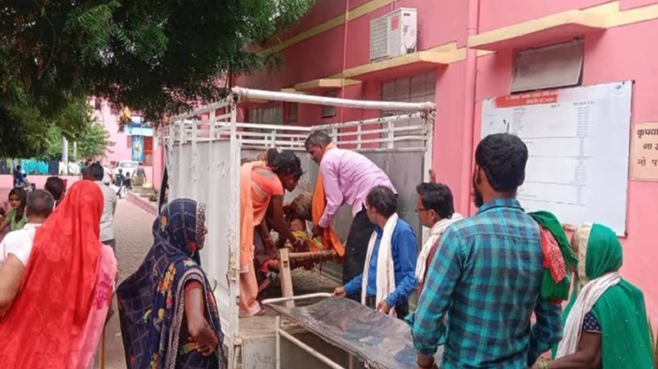 वृद्ध महिला को खाट पर लादकर लाए अस्पताल