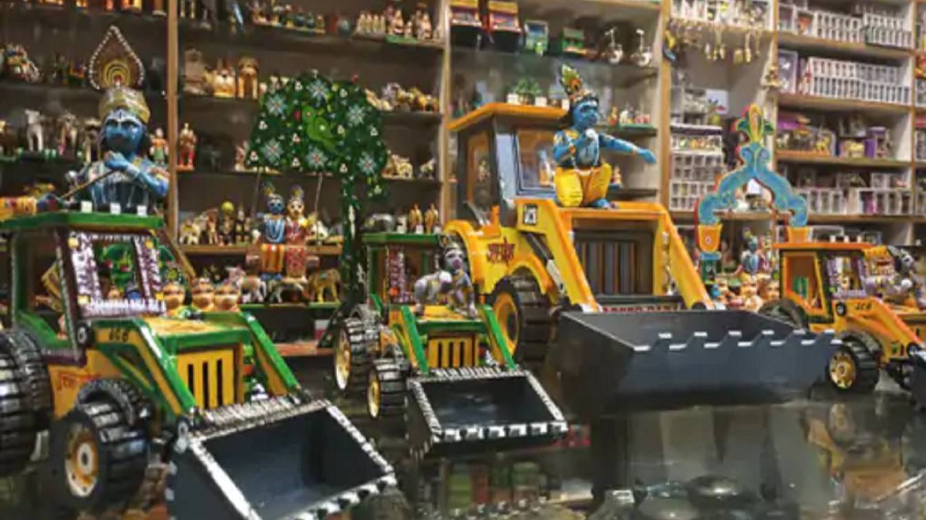 Krishna Janmashtami 2022: कान्हा जन्मोत्सव को लेकर काशी में सज गए बाजार, इस जन्माष्टमी पर बुलडोजर पर सवार हुए नंद गोपाल