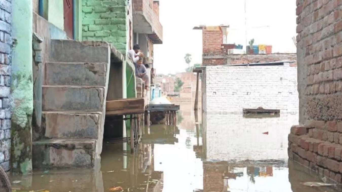 वाराणसी में गंगा का जलस्‍तर खतरे के निशान से सिर्फ 90 सेंटीमीटर दूर, 84 घाटों पर बाढ़ का खतरा