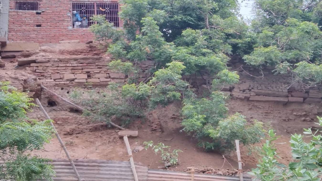 बाढ़ की आड़  में धड़ल्ले से अवैध निर्माण 