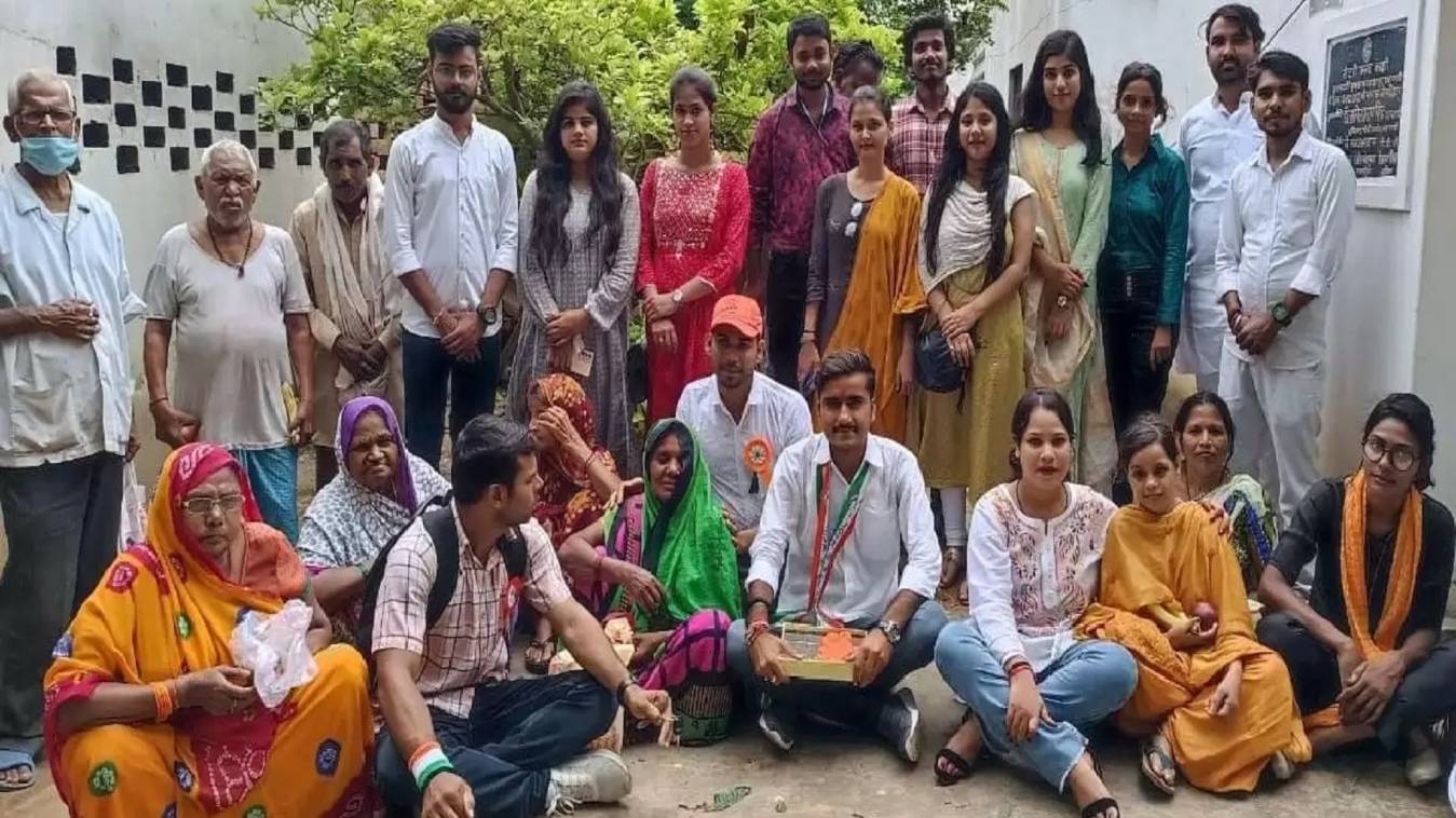 MGKVP: पत्रकारिता के छात्रों ने वृद्धजनों संग बिताया समय, बांटी फल व मिठाइयां