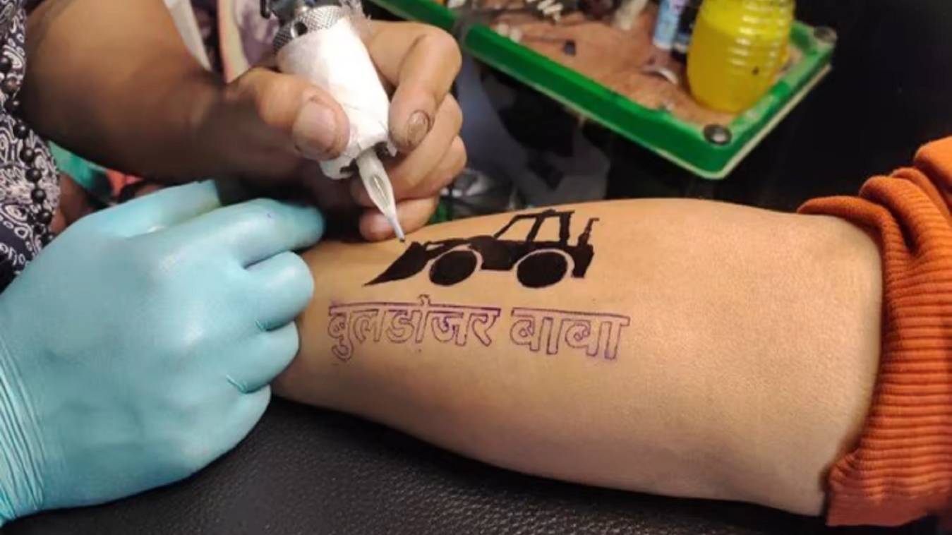 वाराणसी में टैटू बनवाने वालों में इन दिनों दहशत का माहौल: फैल रहा AIDS, टैटू बनवाया हो तो जरूर करवा लें 'HIV' की जांच