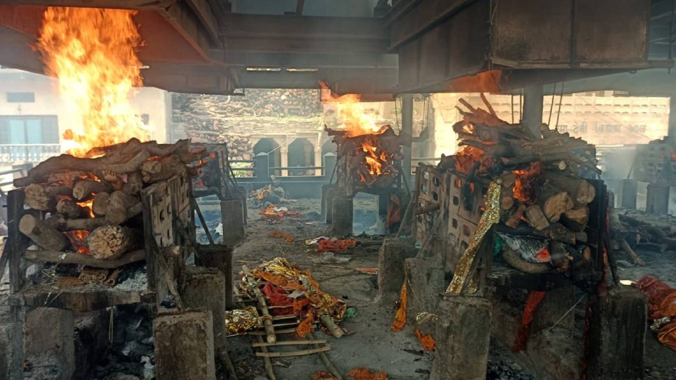 बनारस में मोक्ष द्वार पर लाशों का ठेलम ठेल