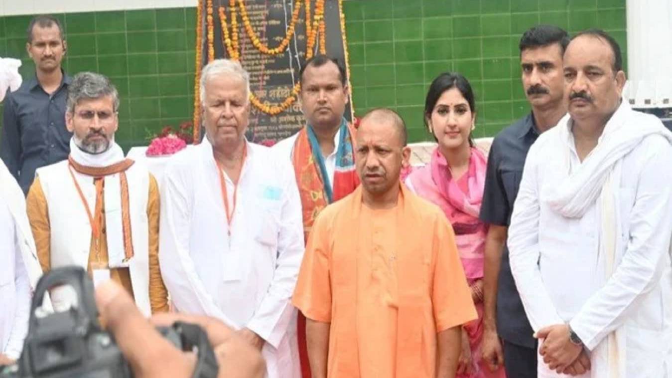  रायबरेली पहुंचे सीएम योगी, शहीदों को दी श्रद्धांजलि, 13 आईएएस-31 अपर पुलिस अधीक्षकों के किये तबादले