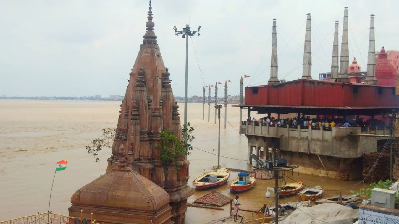 गंगा का जलस्‍तर चेतावनी बिंदु के पार: शहर में घुस रहा गंगा का पानी, वरुणा किनारे वालों की बढ़ीं मुसीबतें 